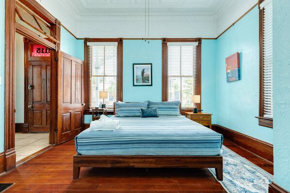 5 bedrooms, iron/ironing board, WiFi, bed sheets