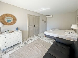 2 bedrooms, iron/ironing board, internet, bed sheets