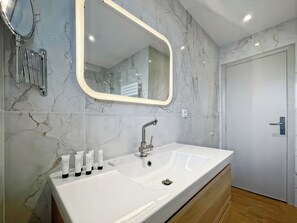 Dusche, Haartrockner, Handtücher
