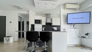 Coffee/tea maker, fridge, microwave, oven - 2 Room modern, terrace and Parking (Cannes)