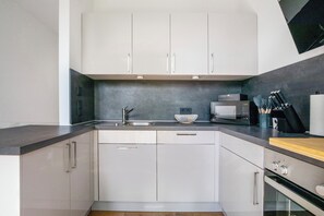 Kühlschrank, Mikrowelle, Ofen, Herdplatte