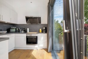 Kühlschrank, Mikrowelle, Ofen, Herdplatte