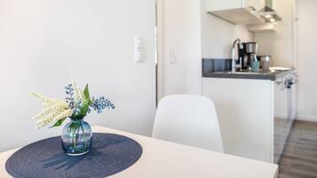 Jääkaappi, uuni, liesi, astianpesukone