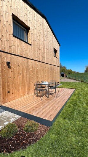 Outdoor dining - 'Strandnahe Ferienwohnung 4' with Private Terrace, Private Garden and Wi-Fi (Dierhagen-Ost)