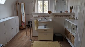 Douche, sèche-cheveux, serviettes fournies