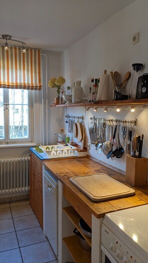 Frigorifero, forno, piano cottura, lavastoviglie