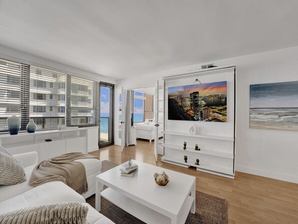 2 dormitorios, tabla de planchar con plancha, cuna de viaje