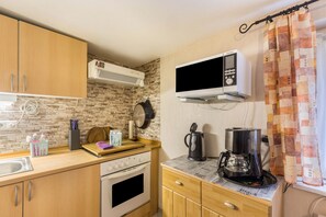 Fridge, microwave, oven, stovetop - Holiday Home 'Ferienhäuschen Wils' with Shared Pool, Private Terrace and Wi-Fi (Borkheide)