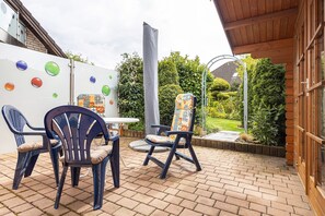 Outdoor dining - Apartment 'Akazie' with Private Terrace and Wi-Fi (Löhne)