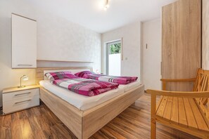 1 bedroom, iron/ironing board, free WiFi, bed sheets - Apartment 'Akazie' with Private Terrace and Wi-Fi (Löhne)
