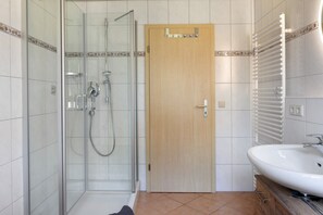 Douche, articles de toilette gratuits, sèche-cheveux
