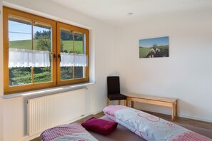 2 bedrooms, free WiFi, bed sheets - Farmhouse 'Ferienwohnung Kuhgeflüster' with Mountain View, Private Terrace and Wi-Fi (Stegen)