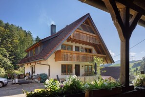 Exterior - Farmhouse 'Ferienwohnung Kuhgeflüster' with Mountain View, Private Terrace and Wi-Fi (Stegen)