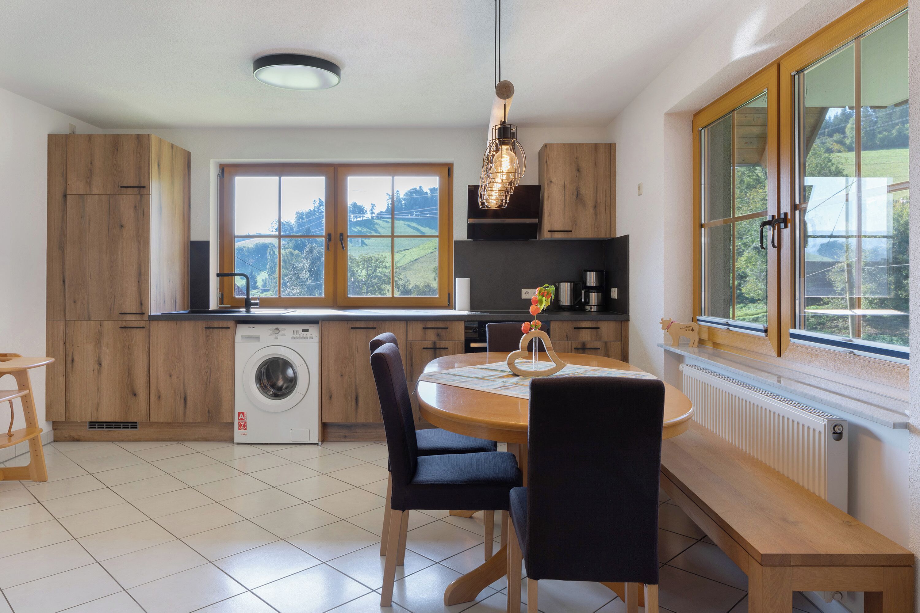 Kjøleskap, ovn, kokeplater og oppvaskmaskin