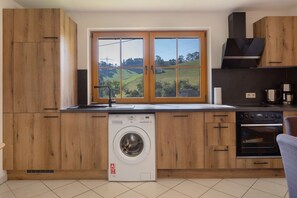 Fridge, oven, stovetop, dishwasher - Farmhouse 'Ferienwohnung Kuhgeflüster' with Mountain View, Private Terrace and Wi-Fi (Stegen)
