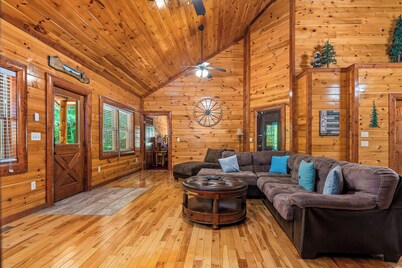 Bring your dog and Family! Heated Indoor Pool