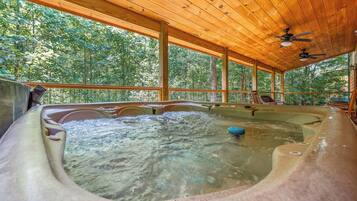 Tina de hidromasaje al aire libre