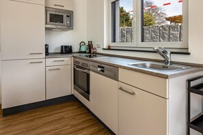 Fridge, microwave, oven, stovetop - Apartment 'Stegmann Horn' with Private Terrace and Wi-Fi (Gaienhofen)