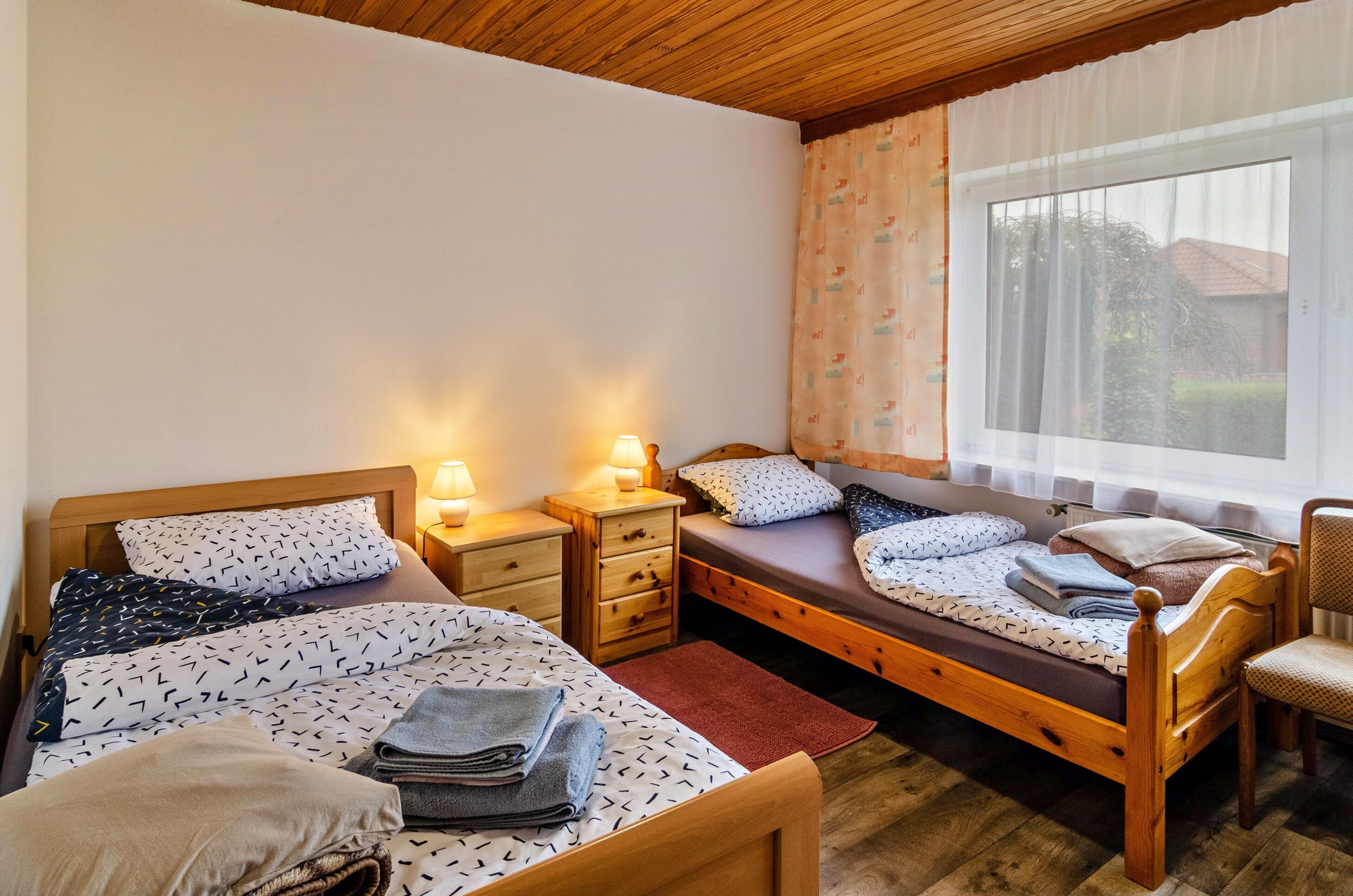 5 habitaciones, tabla de planchar con plancha y wifi gratis 