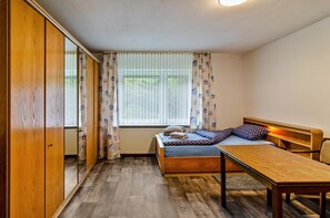 5 bedrooms, iron/ironing board, free WiFi, bed sheets - Holiday Home 'Haus Störtebeker' with Private Terrace and Wi-Fi (Marienhafe)