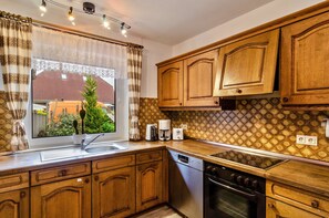 Fridge, microwave, oven, stovetop - Holiday Home 'Haus Störtebeker' with Private Terrace and Wi-Fi (Marienhafe)