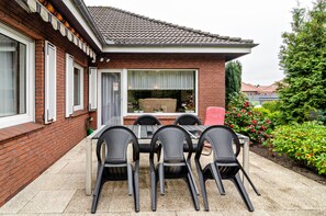 Outdoor dining - Holiday Home 'Haus Störtebeker' with Private Terrace and Wi-Fi (Marienhafe)