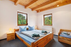 4 bedrooms, iron/ironing board, free WiFi