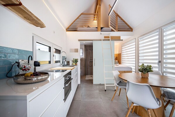 Fridge, microwave, stovetop, dishwasher