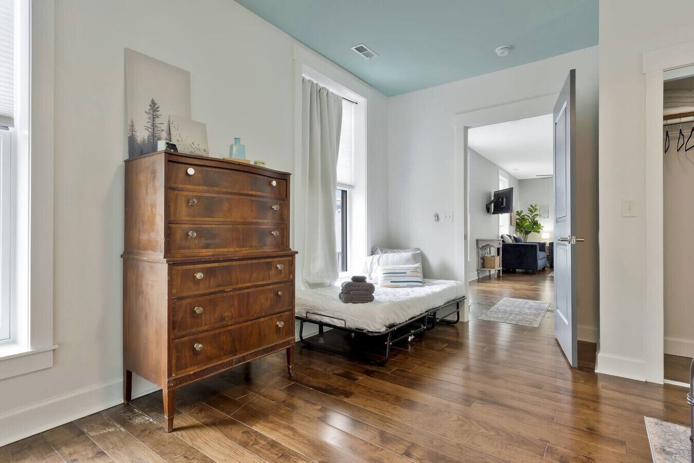 1 bedroom, desk, WiFi, bed sheets