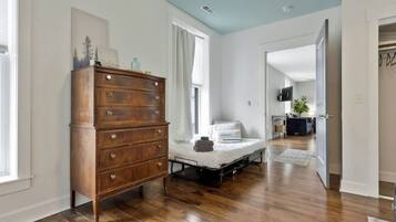 1 bedroom, desk, WiFi, bed sheets