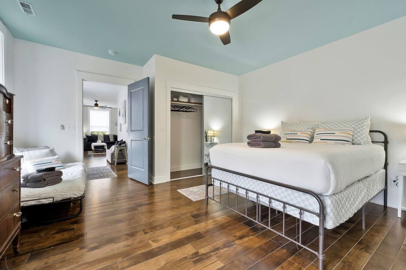 1 bedroom, desk, WiFi, bed sheets