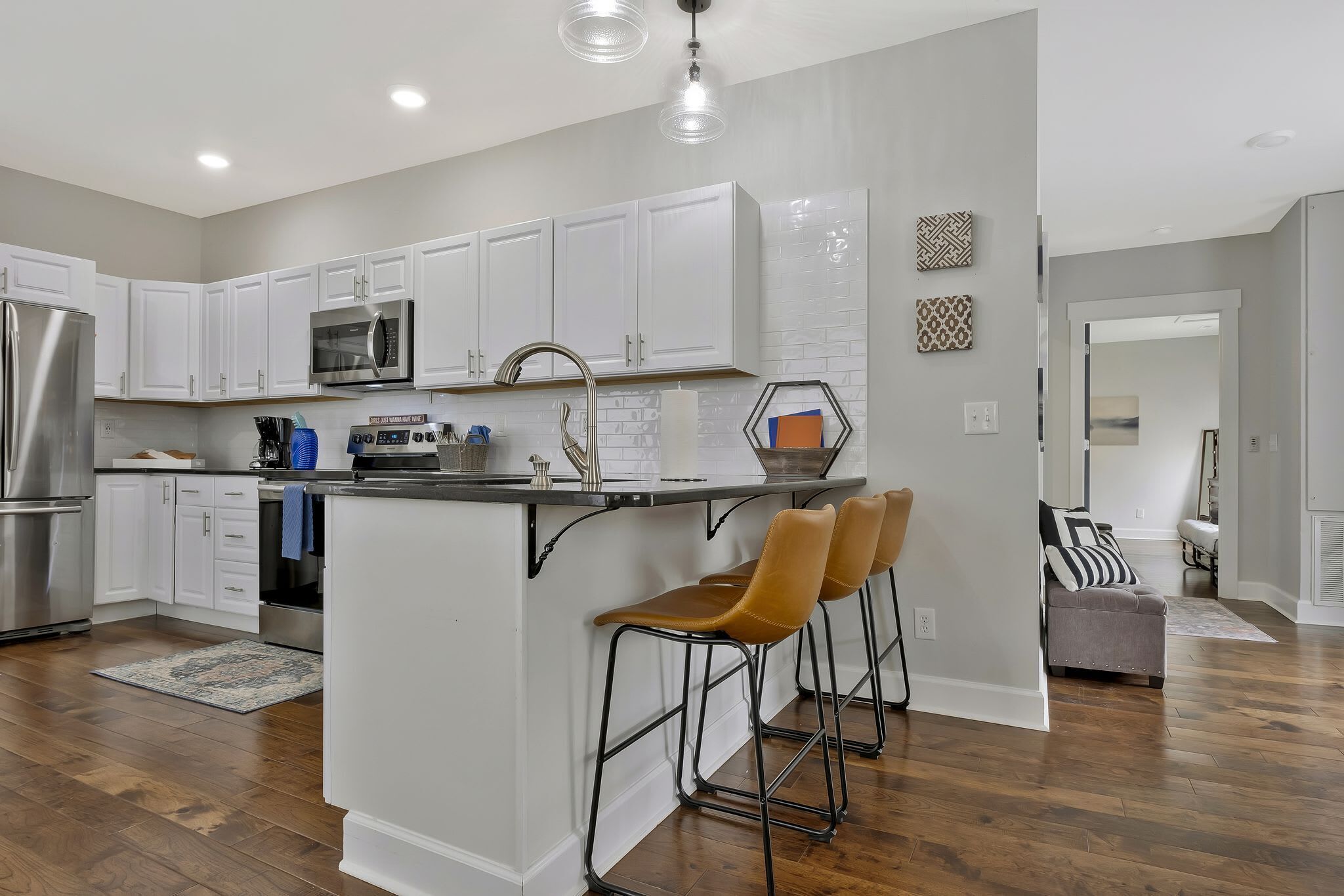 Réfrigérateur, micro-ondes, four, plaque de cuisson