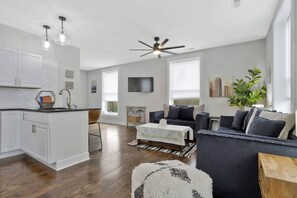 Televisie, een stereo en een kantoor