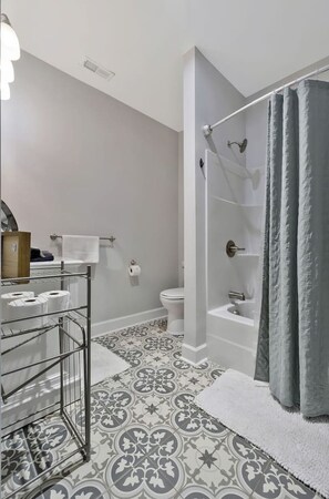 Een douche, een haardroger, handdoeken