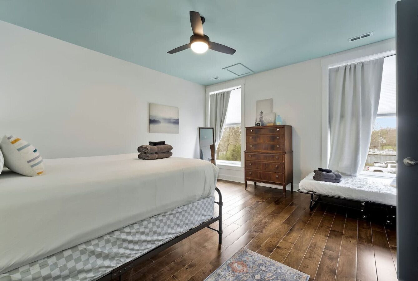 1 bedroom, desk, WiFi, bed sheets