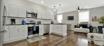 *Sleeps 4* Downtown USA ~ Walkable Dickson Apt