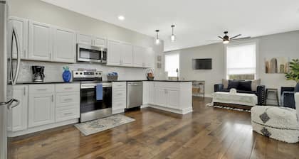 *Sleeps 4* Downtown USA ~ Walkable Dickson Apt