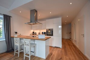 Fridge, microwave, oven, stovetop - Apartment 'Ferienwohnung Altstadtquatier' with Wi-Fi (Wedel)