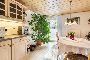 Dining - Apartment 'Ferienwohnung Plötz' with Shared Garden, Balcony and Wi-Fi (Bad Kötzting)