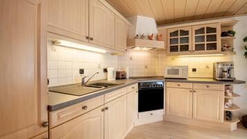 Een koelkast, een magnetron, een oven, een kookplaat