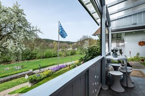 Outdoor dining - Apartment 'Ferienwohnung Plötz' with Shared Garden, Balcony and Wi-Fi (Bad Kötzting)