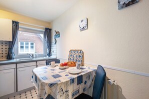 Dining - Apartment 'Westerland Kampstraße Obergeschoss' with Private Garden and Wi-Fi (Westerland)