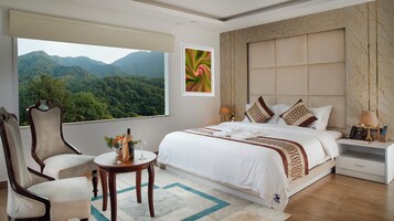 Studio Suite | Hypo-allergenic bedding, desk, laptop workspace, iron/ironing board