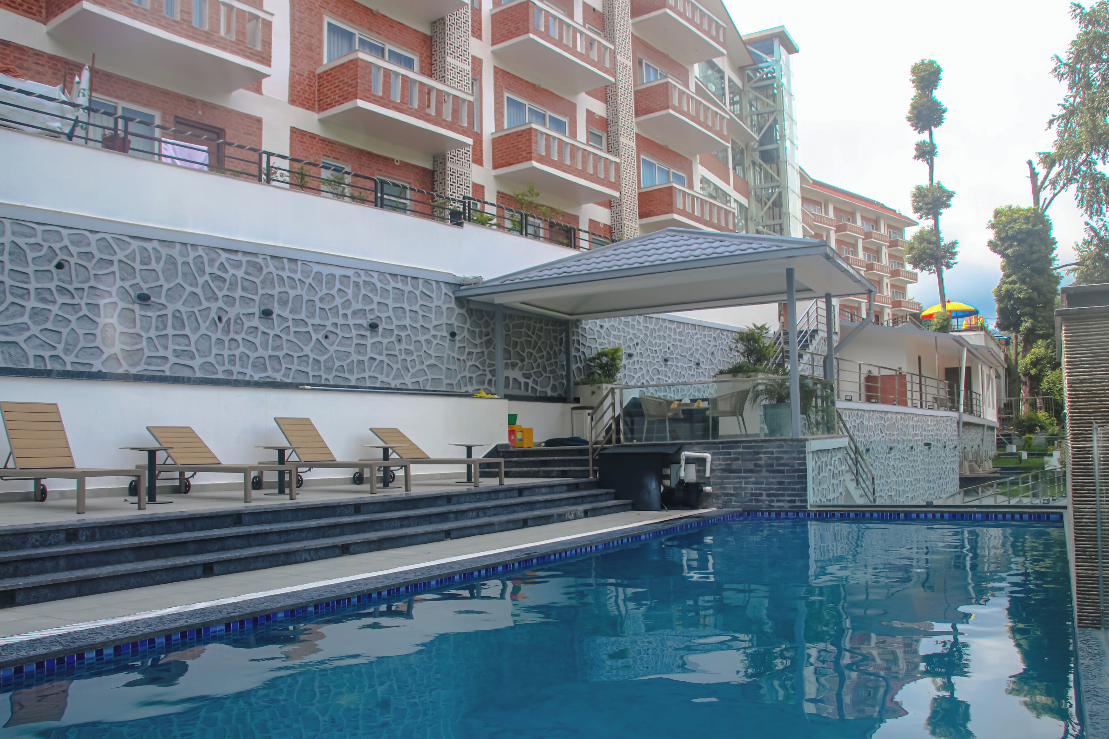 สระว่ายน้ำกลางแจ้ง