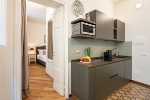 Geladeira, micro-ondas, cooktop, lava-louças