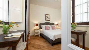 1 Schlafzimmer, Zimmersafe, Schreibtisch, Bügeleisen/Bügelbrett