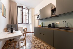 Fridge, microwave, stovetop, dishwasher