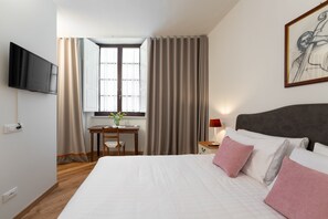1 bedroom, in-room safe, desk, iron/ironing board