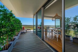 Outdoor dining - Bayline - Beachfront Bliss & Spa by Bedzy (Armação de Pêra)