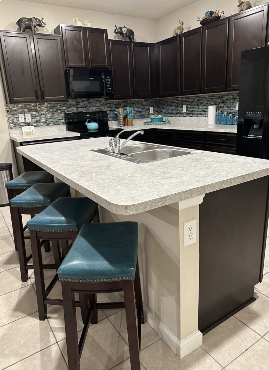 Réfrigérateur, four à micro-ondes, un four, surface de cuisson